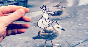 un-illustrateur-rend-notre-vie-bien-plus-rigolote-en-y-integrant-ses-personnages-dessines-sur-des-films-transparents-une