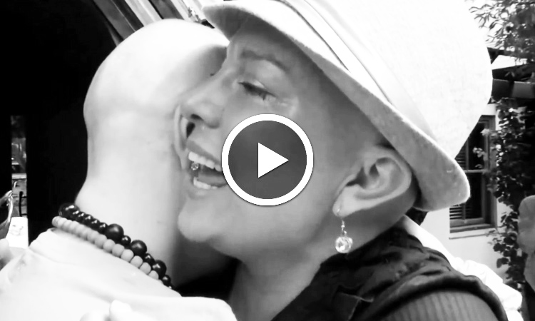 une-amitie-extraordinaire-11-femmes-se-rasent-la-tete-pour-prouver-leur-amour-a-leur-amie-atteinte-dun-cancer-une