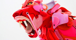 ces-incroyables-sculptures-ont-ete-realisees-avec-les-dechets-que-la-mer-a-rejete-sur-les-rivages-une