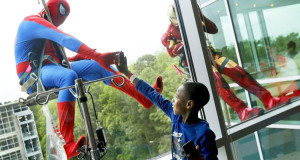 des-laveurs-de-carreaux-redonnent-le-sourire-a-des-enfants-malades-en-se-deguisant-en-leurs-super-heros-favoris-une