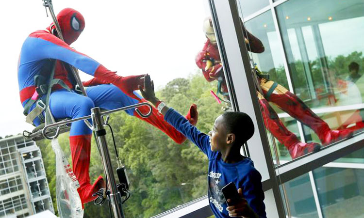 des-laveurs-de-carreaux-redonnent-le-sourire-a-des-enfants-malades-en-se-deguisant-en-leurs-super-heros-favoris-une