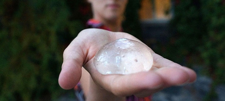 fini-le-plastique-grace-a-ooho-vous-pourrez-manger-de-leau-sans-la-bouteille1