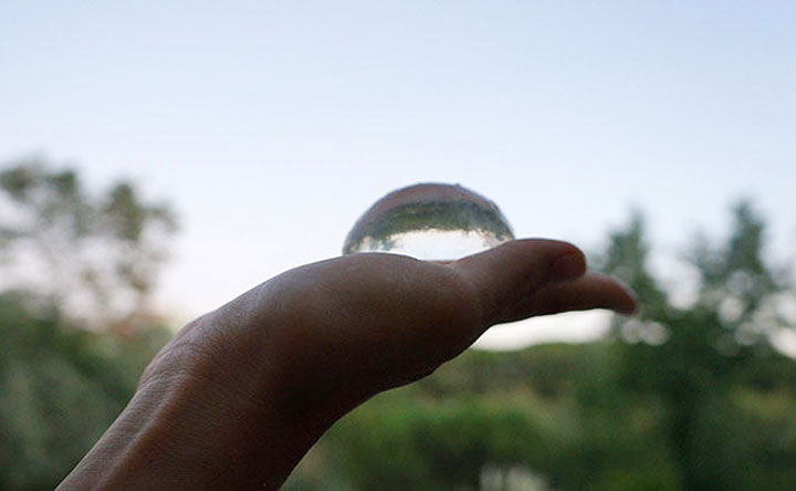 fini-le-plastique-grace-a-ooho-vous-pourrez-manger-de-leau-sans-la-bouteille5