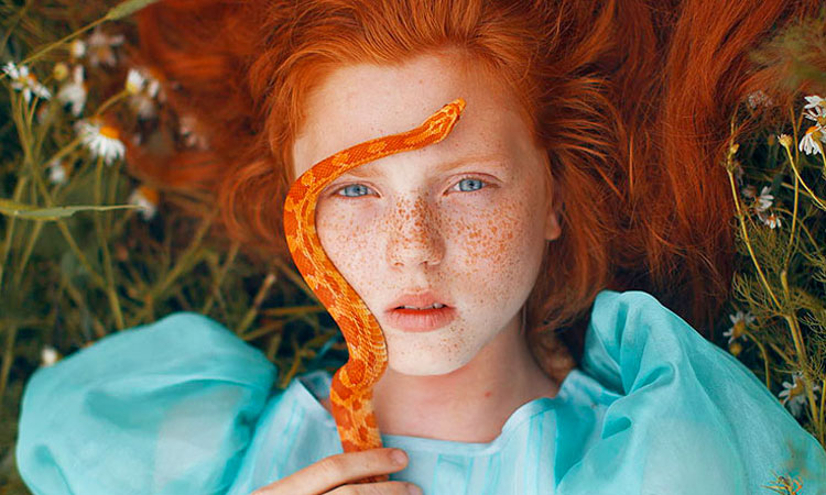 une-artiste-immortalise-la-complicite-entre-des-femmes-et-des-animaux-sauvages-dans-des-scenes-oniriques-une