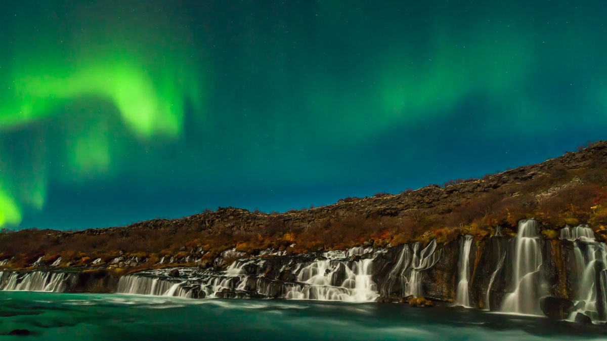 aurore-boreale-cascade-islande