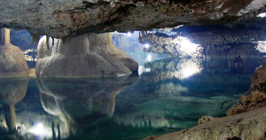 eau-reservoir-souterrain-immense-caverne