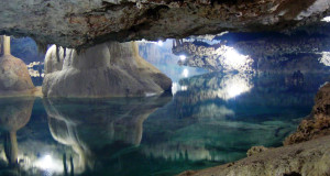 eau-reservoir-souterrain-immense-caverne