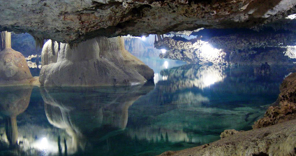 eau-reservoir-souterrain-immense-caverne