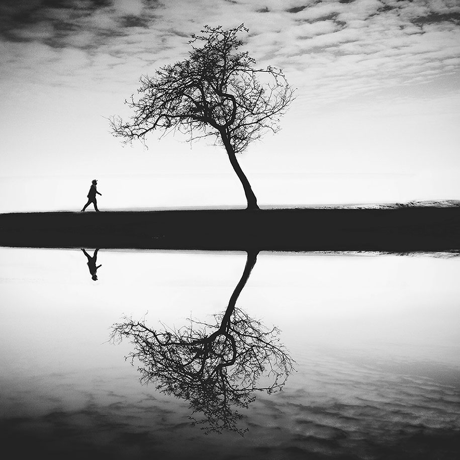 homme-court-arbre-eau