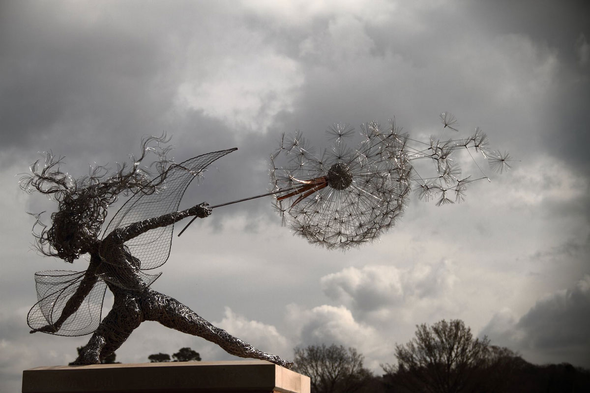 ciel-gris-sculture-parapluie-vent