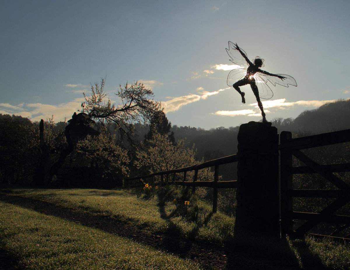 fee-metallique-danse-poteau