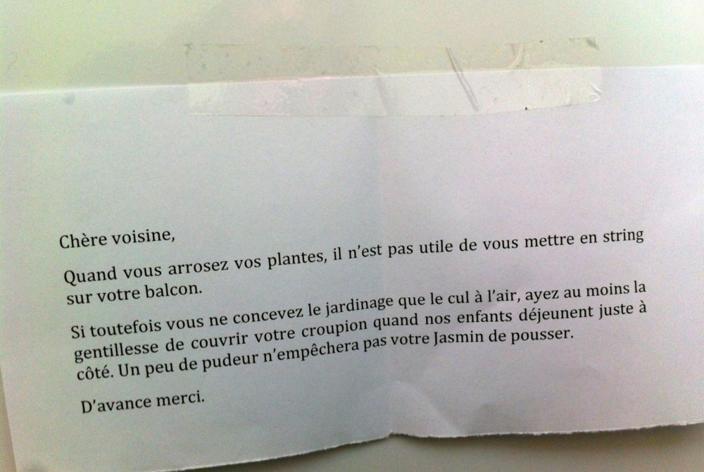 fete-voisin-humour-arrosage-string