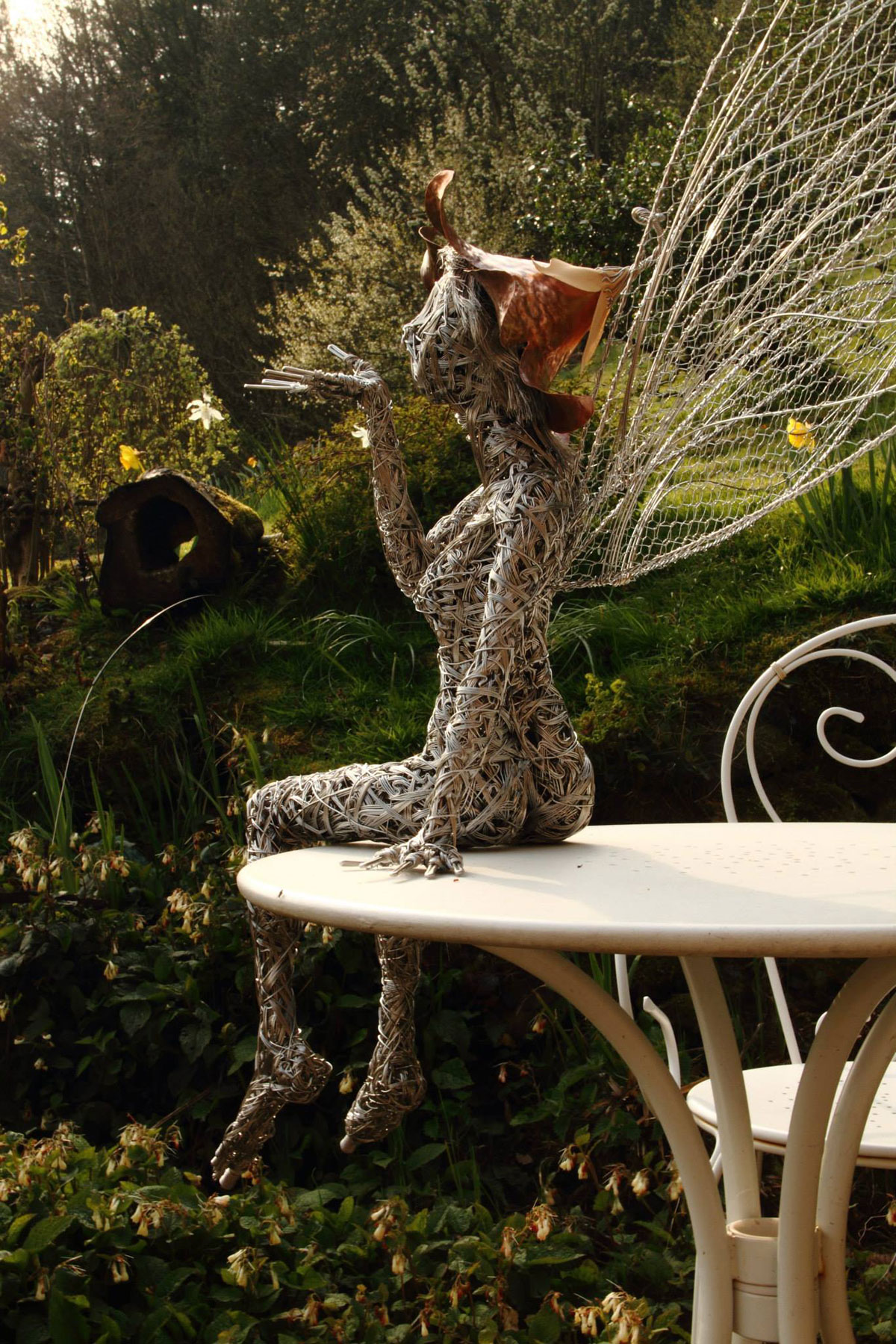 sculpture-metallique-fantastique-assise-table