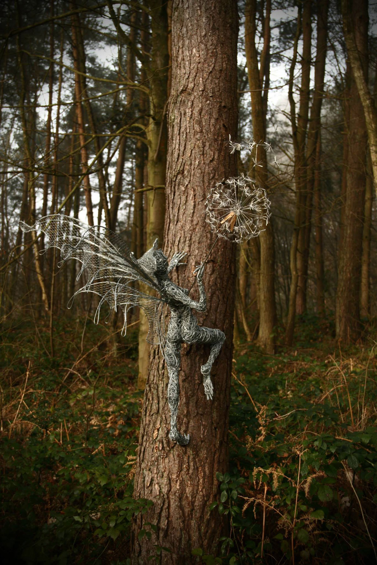 sculpture-metallique-fee-grimpe-arbre