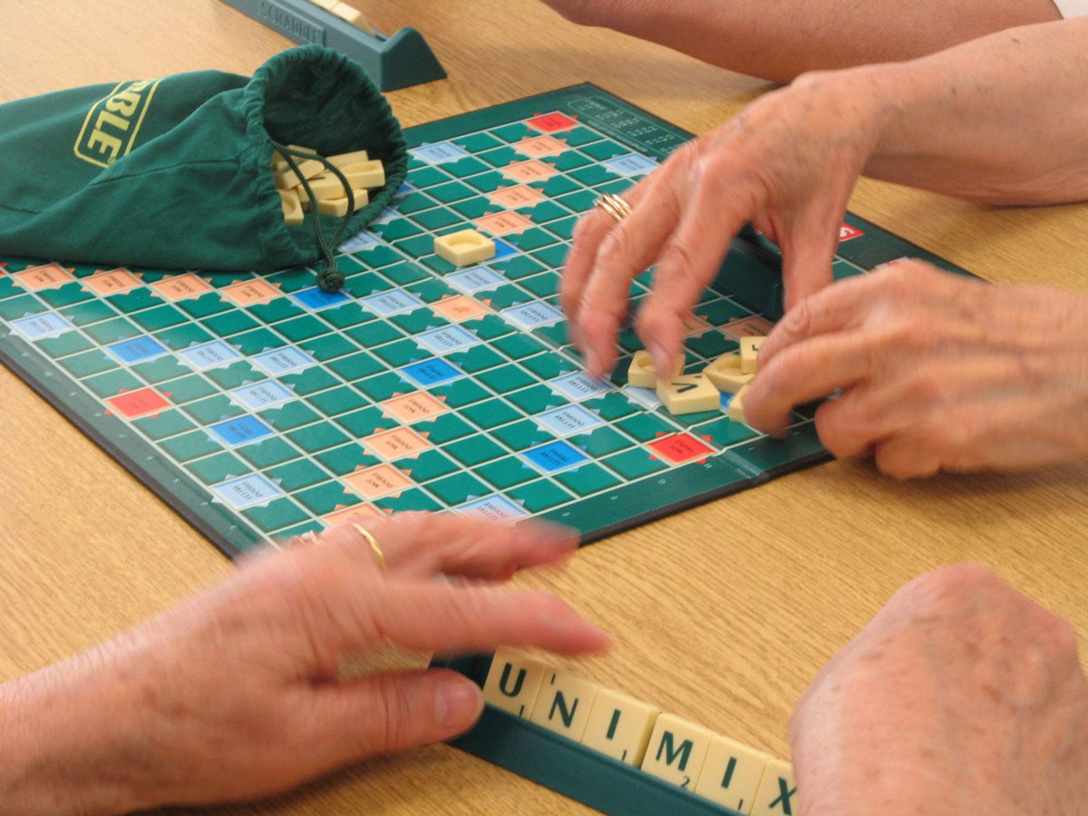 personnes-jouent-scrabble