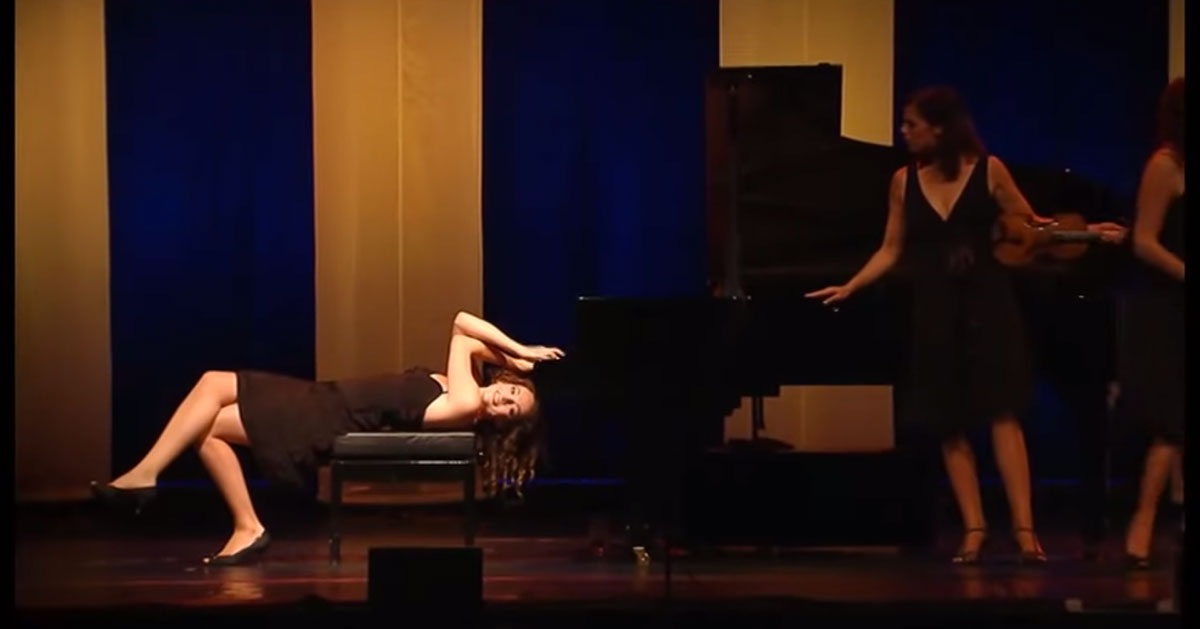 pianiste-joue-allongee