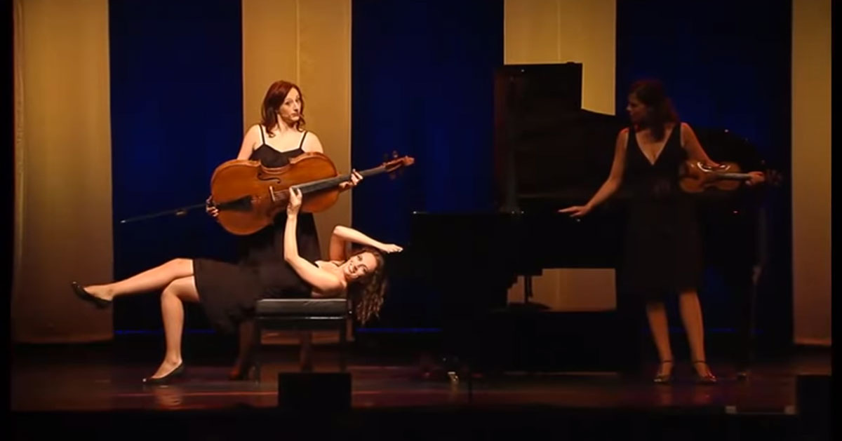 pianiste-joue-piano-et-contrebasse