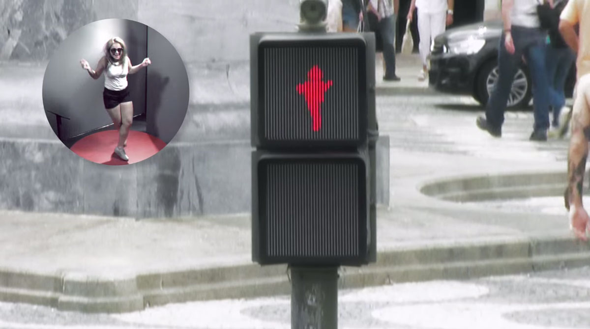 bonhomme-rouge-reproduit-mouvement-femme