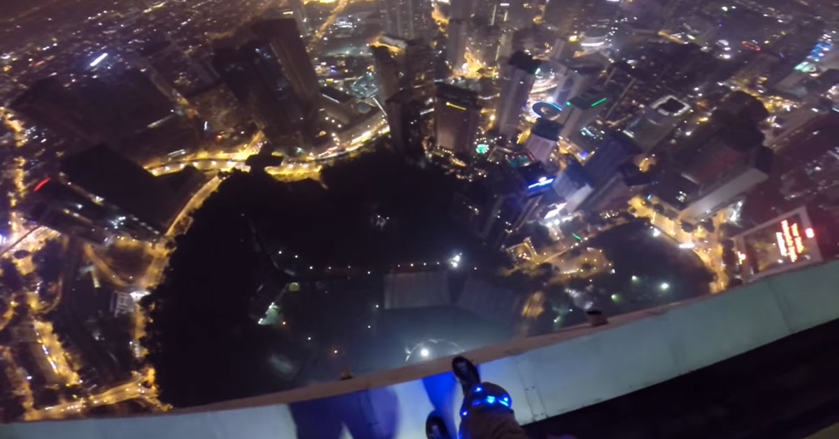 cascadeur-debout-bord-vide