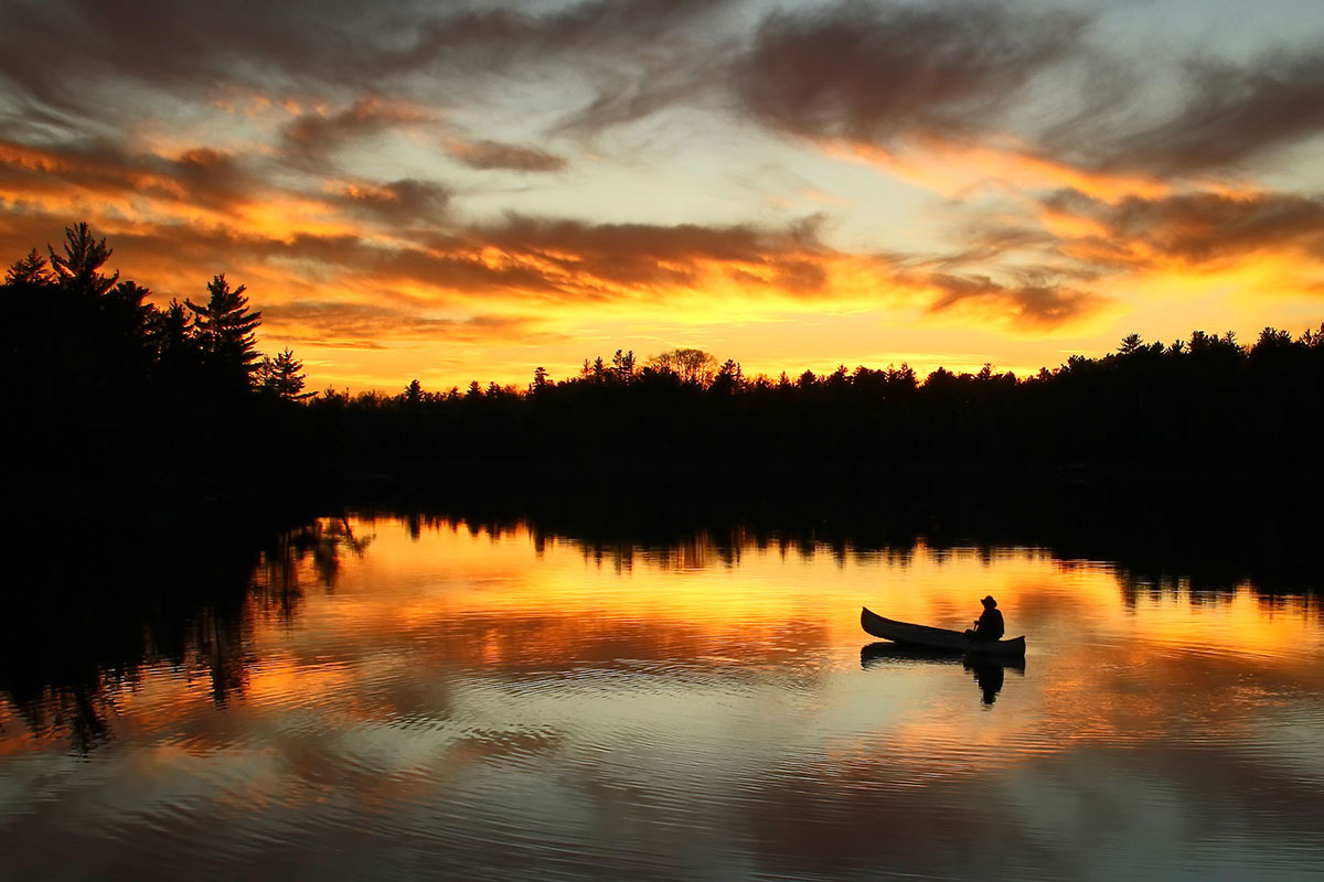 ciel-couleur-feu-lac-canoe