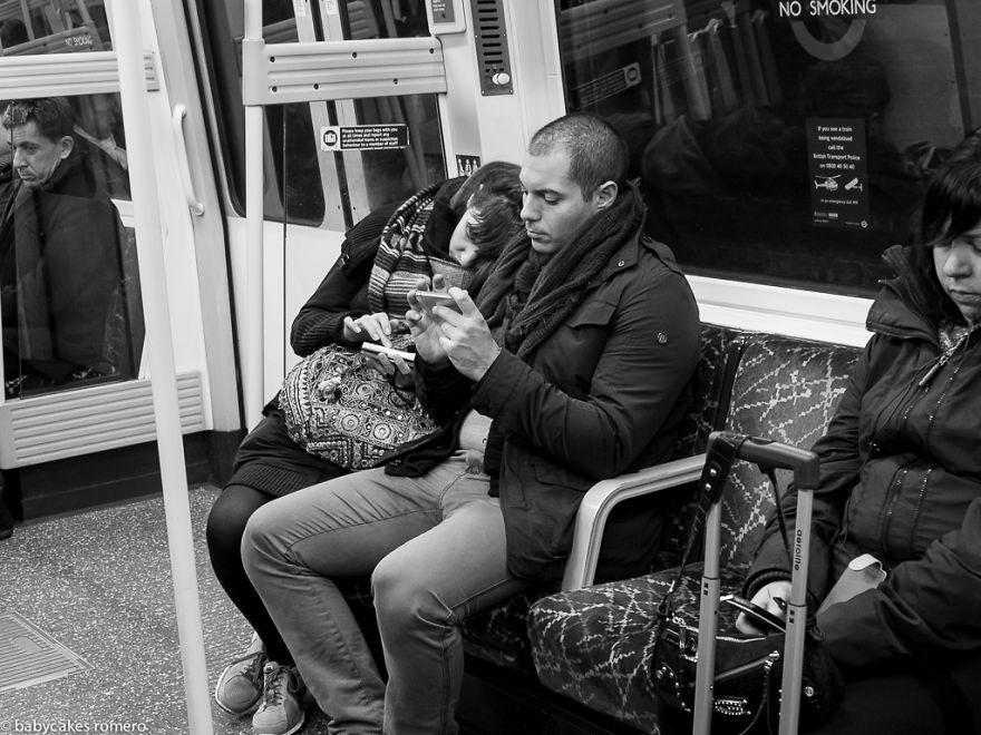 couple-metro-calin-smartphone