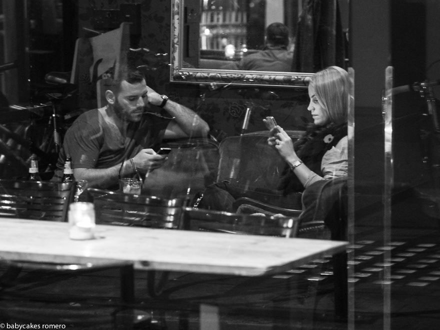 couple-restaurant-tete-a-tete-smartphone