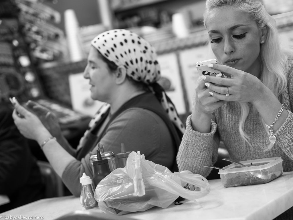 femmes-restaurant-smartphone