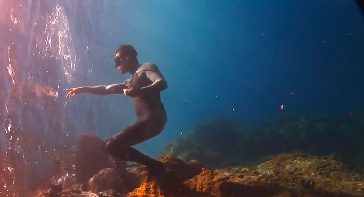 homme-touche-mur-eau