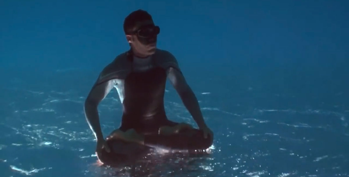 homme-assis-sous-eau