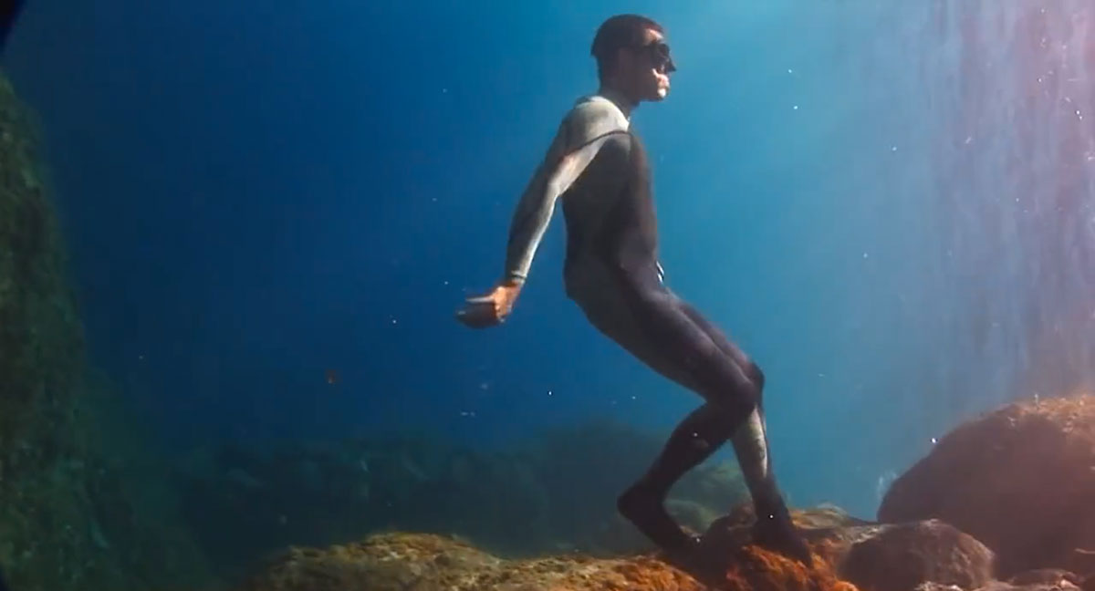 homme-marche-verticalement