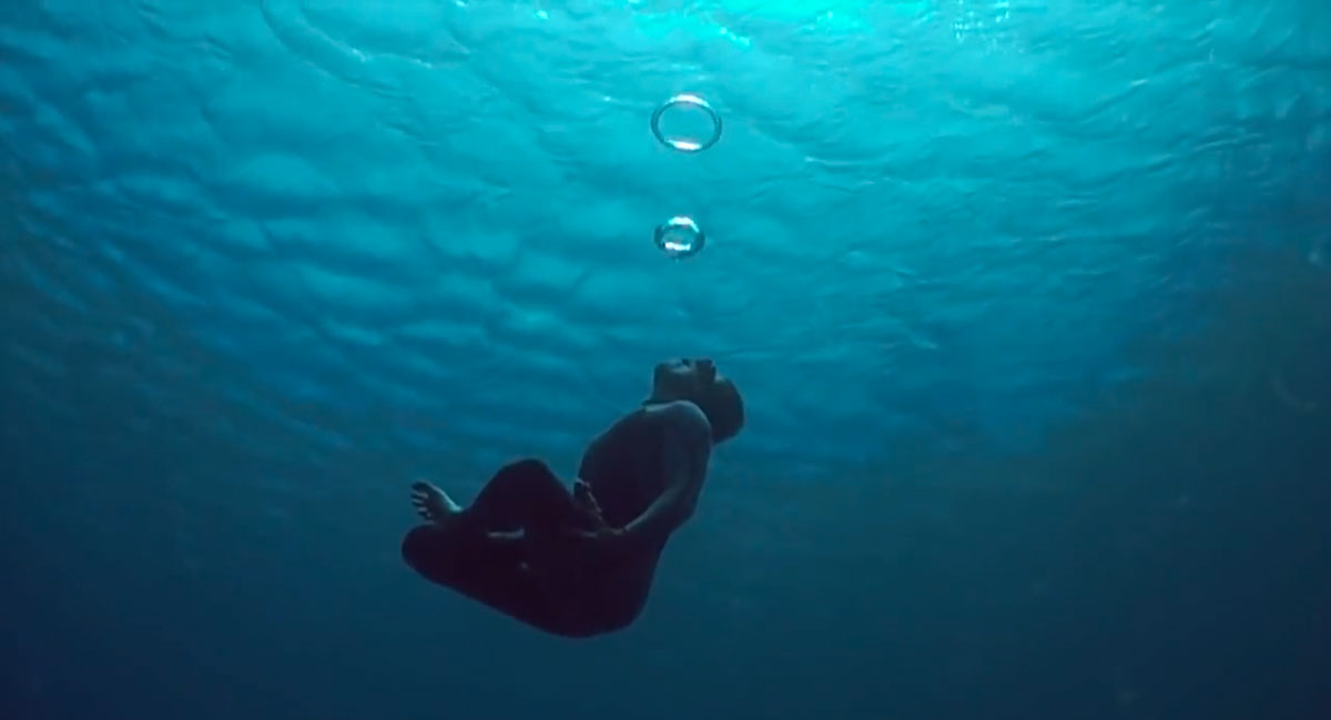 homme-medite-apnee-bulles