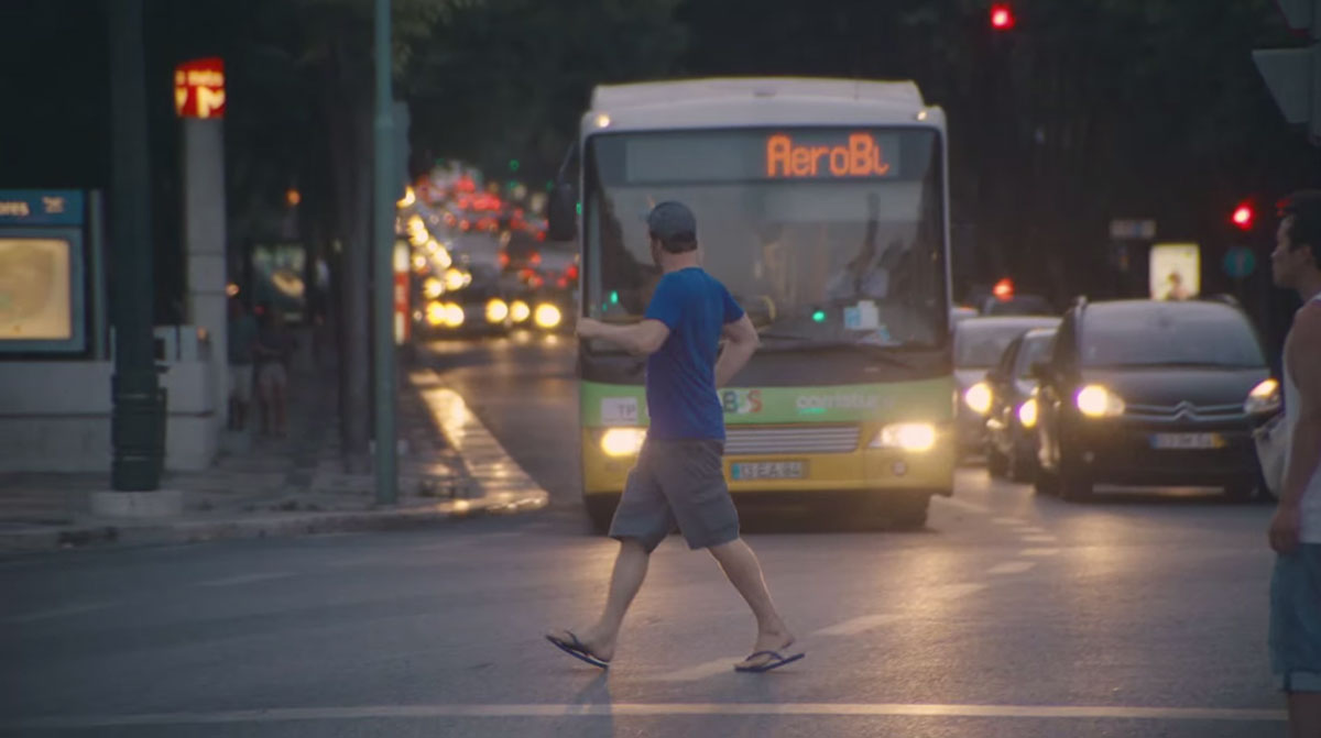 homme-traverse-devant-bus