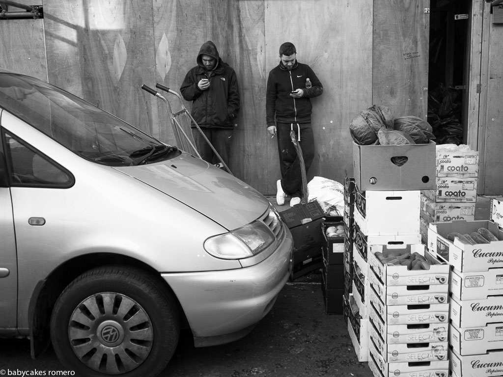 livreur-fument-avec-telephone