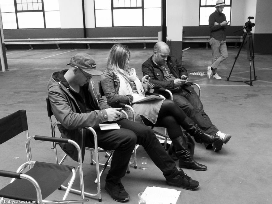 trois-personnes-scotchees-smartphones