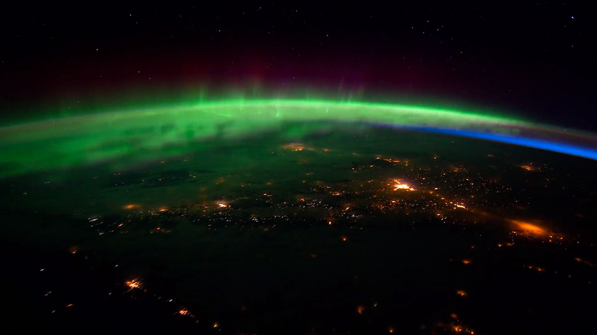 aurore-boreale-enveloppe-terre