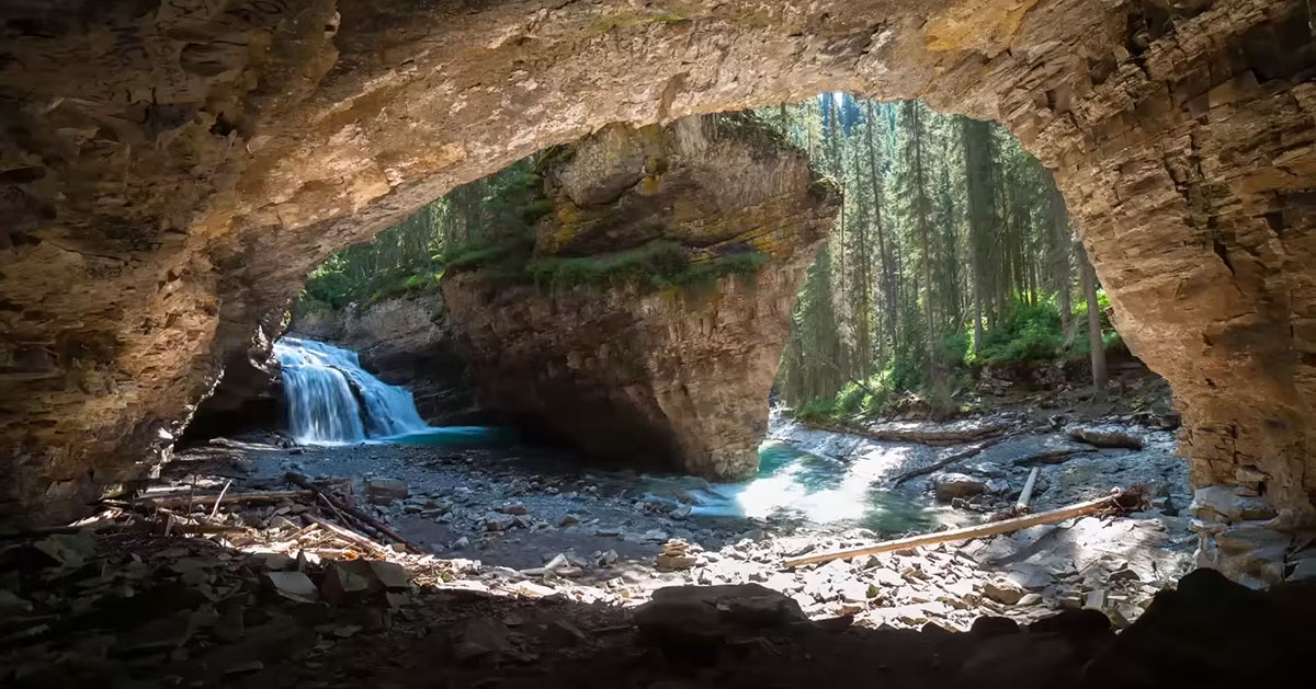 grotte-pierres-rocher-riviere