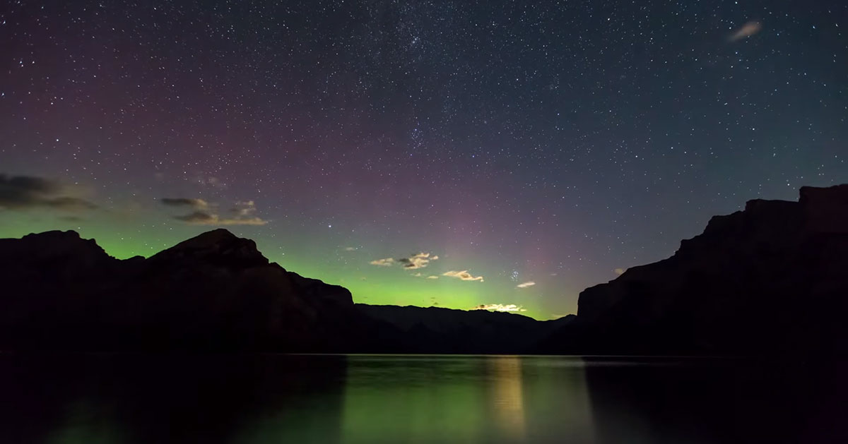 lac-surplombe-par-aurore-boreale