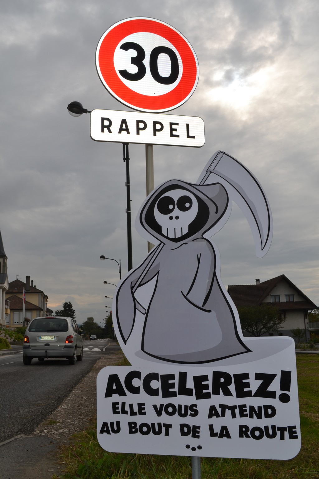 panneau-accelerez-la-mort-vous-attend-au-tournant