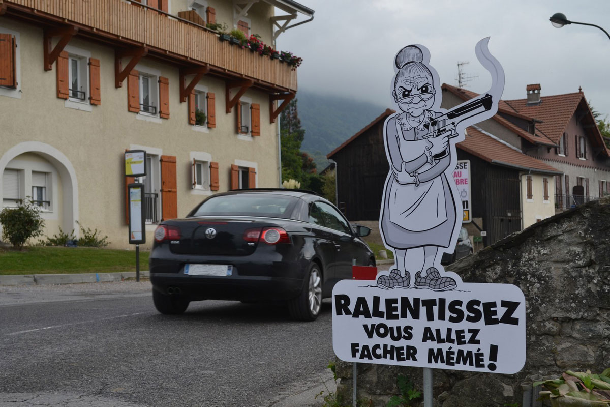 panneau-ralentissez-vous-allez-facher-meme