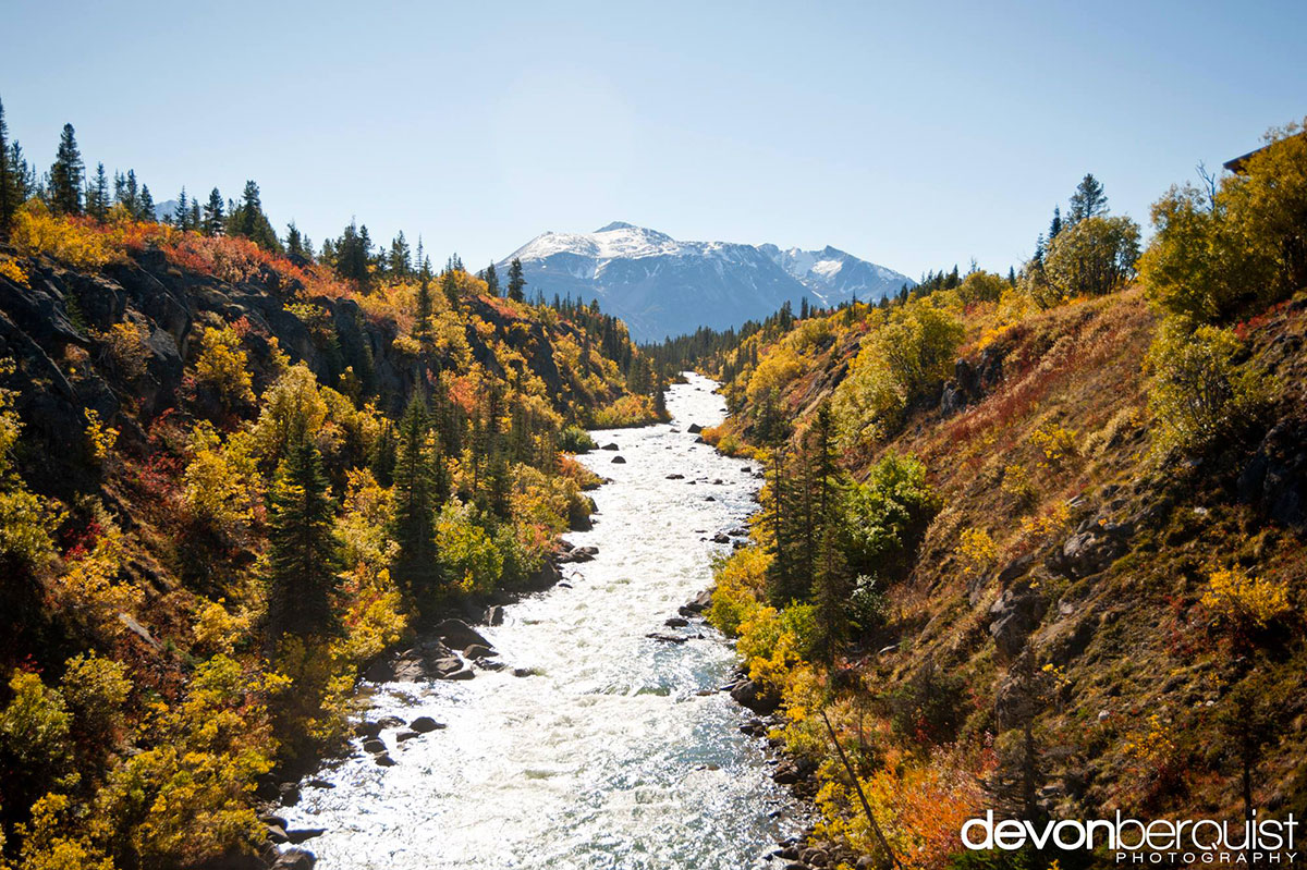 torrent-coule-dans-vallee