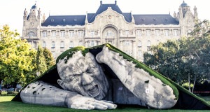 sculpture-geant-place-budapest-une