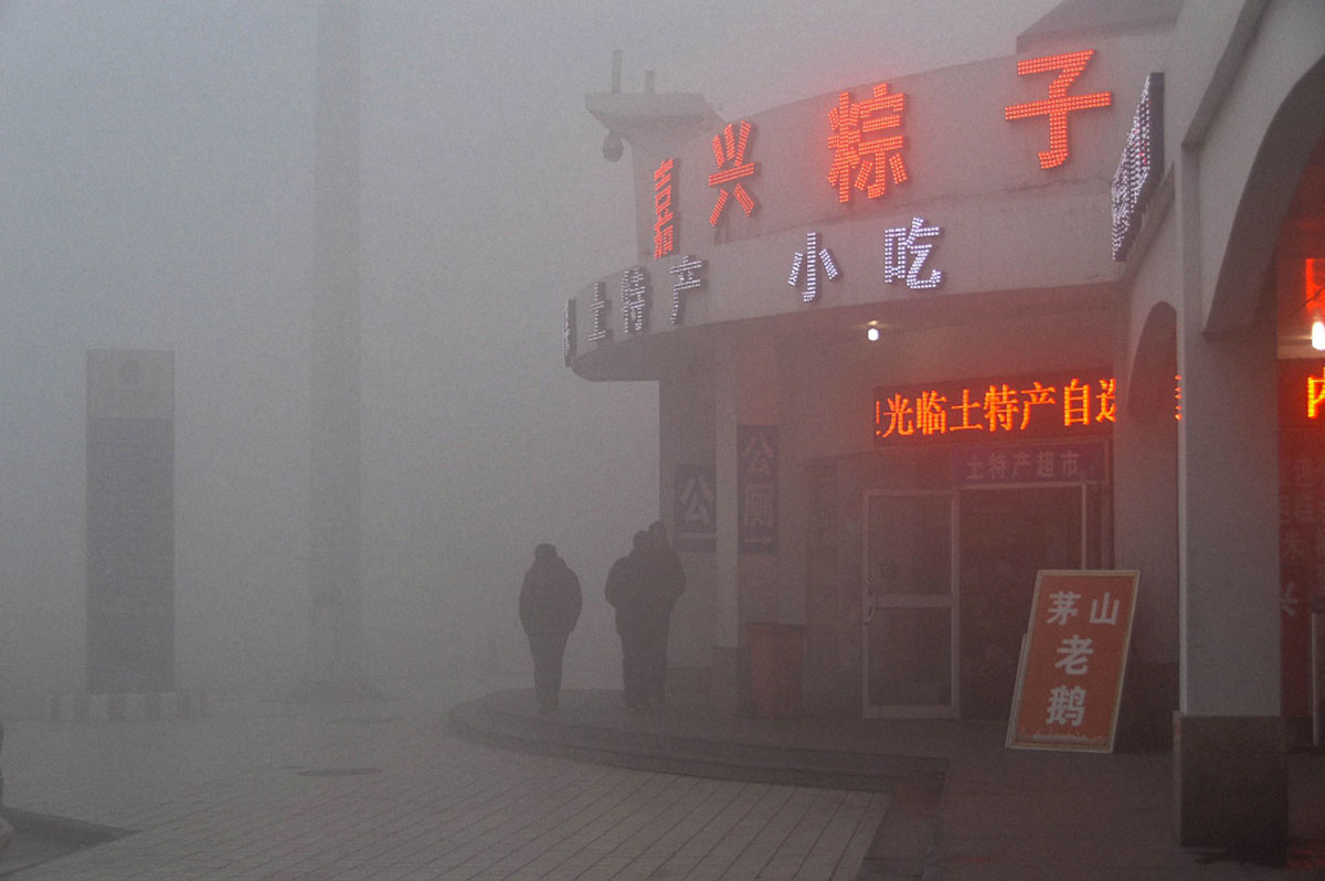 chine-pollution-brouillard-neon