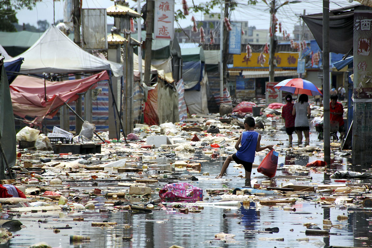 chine-pollution-enfant-rue-sale
