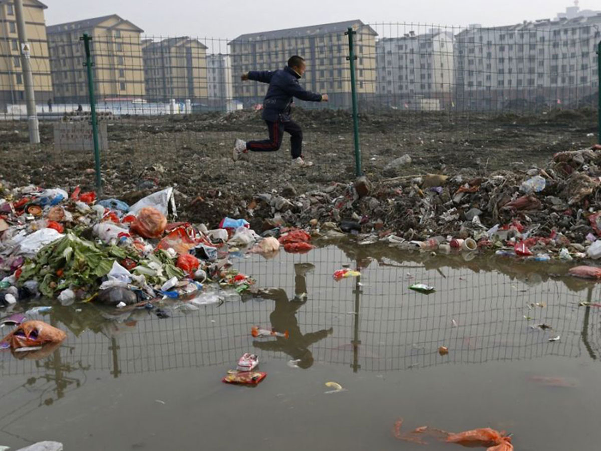 chine-pollution-enfant-saute