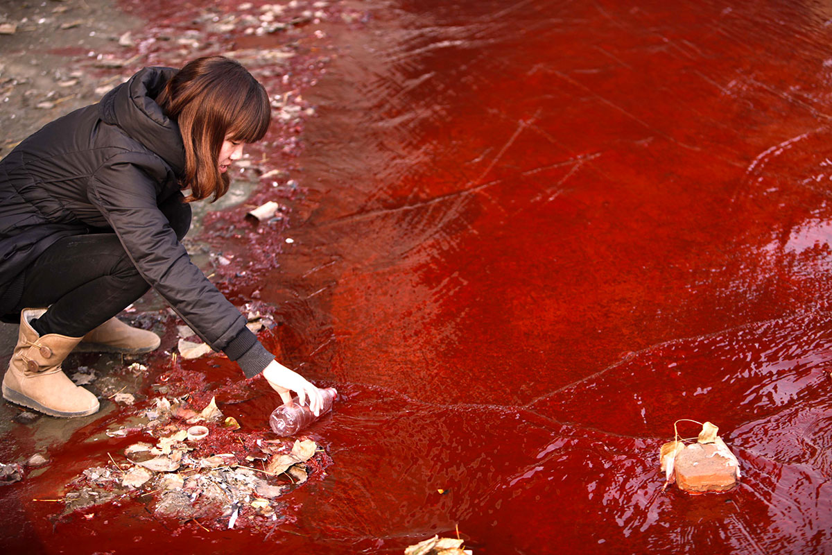 chine-pollution-femme-rouge