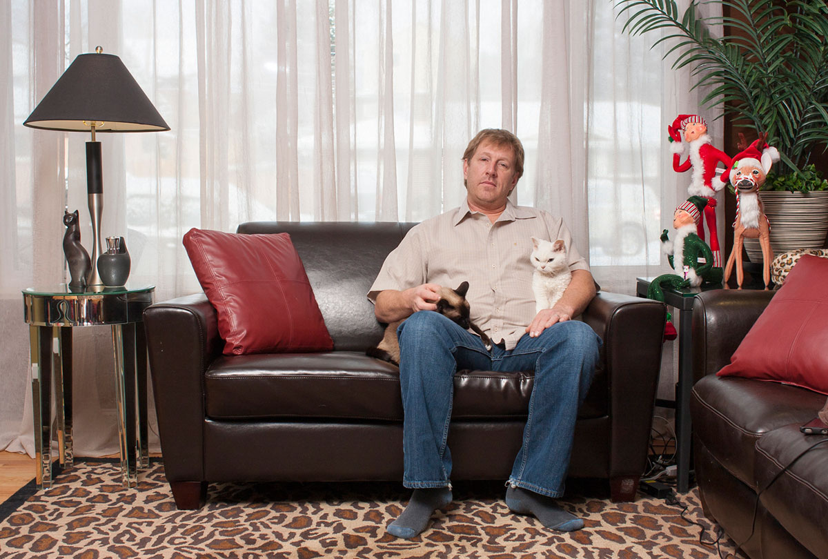 chat-homme-canape-maison