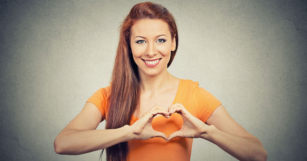 Une-femem-heureuse-coeur