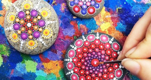 Une-pierre-peinture-couleur