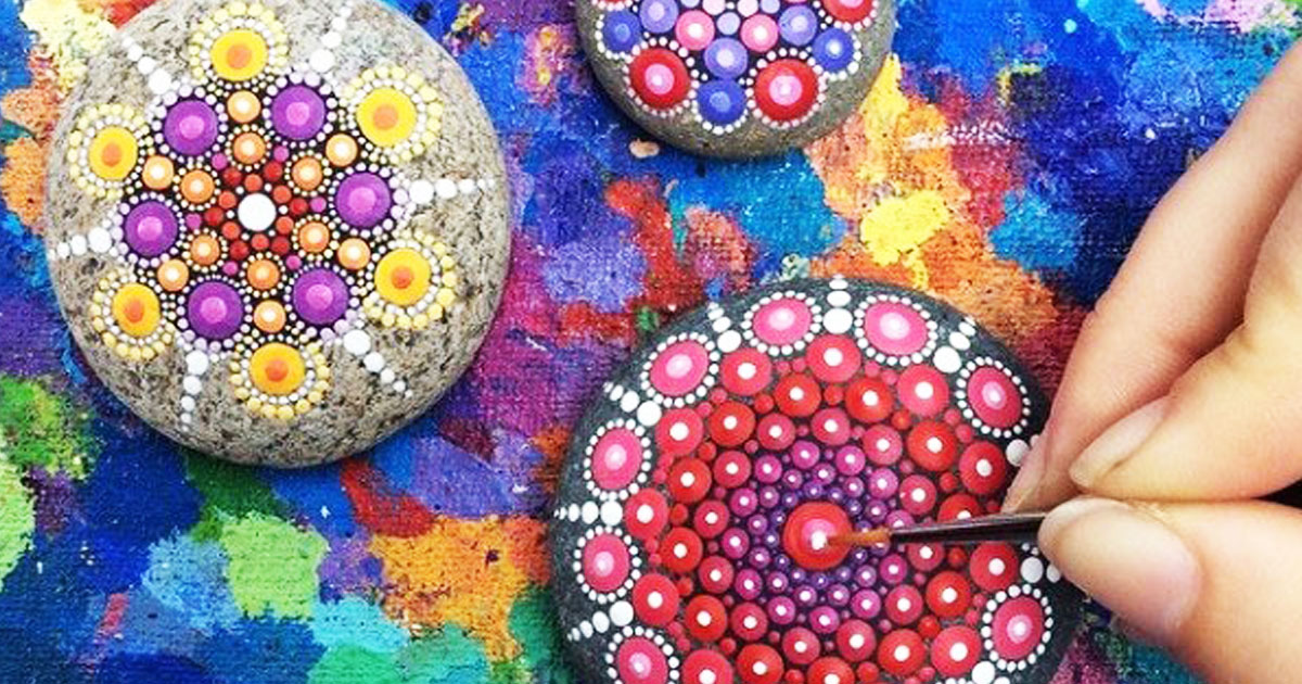 Une-pierre-peinture-couleur