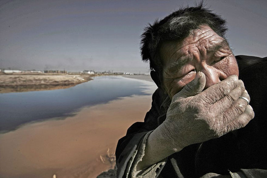 homme-mongolie-fleuve-secheresse